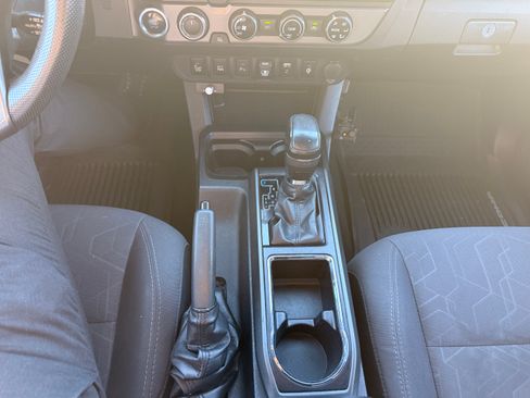 Used 2018 Toyota Tacoma TRD Off-Road w/ Technology Package AWD/4WD image 9