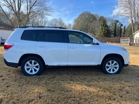 Used 2013 Toyota Highlander FWD image 2