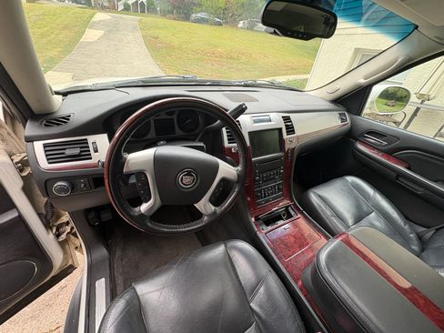 Used 2007 Cadillac Escalade 2WD w/ Information Package image 9