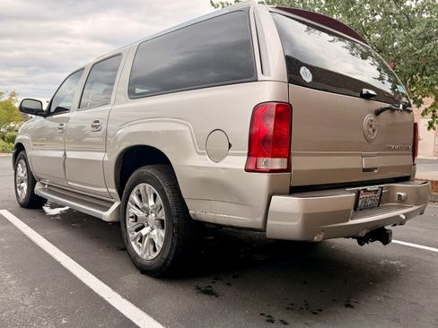 Used 2005 Cadillac Escalade ESV AWD image 6