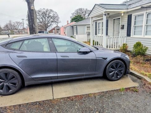 Used 2022 Tesla Model S Plaid image 8