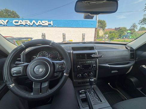 Used 2012 Jeep Liberty Sport w/ Driver Convenience Group AWD/4WD image 26