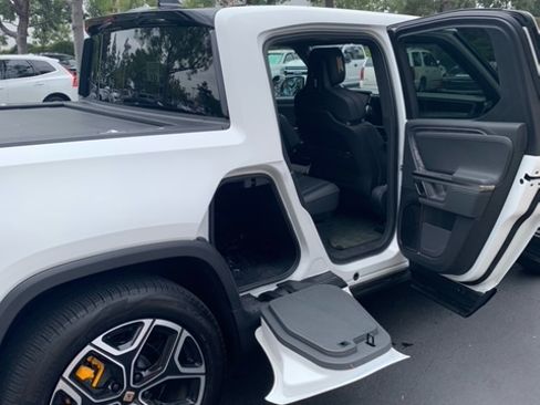 Used 2022 Rivian R1T Launch Edition image 6