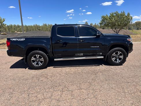 Used 2018 Toyota Tacoma TRD Sport w/ Technology Package AWD/4WD image 5