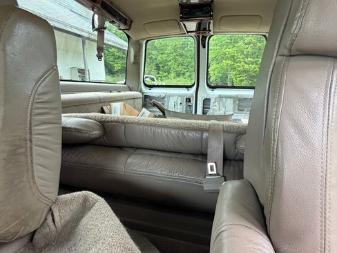 Used 1997 GMC Suburban 2500 AWD/4WD image 9