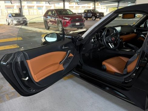 Used 2018 FIAT 124 Spider Lusso w/ Convenience Group RWD image 11