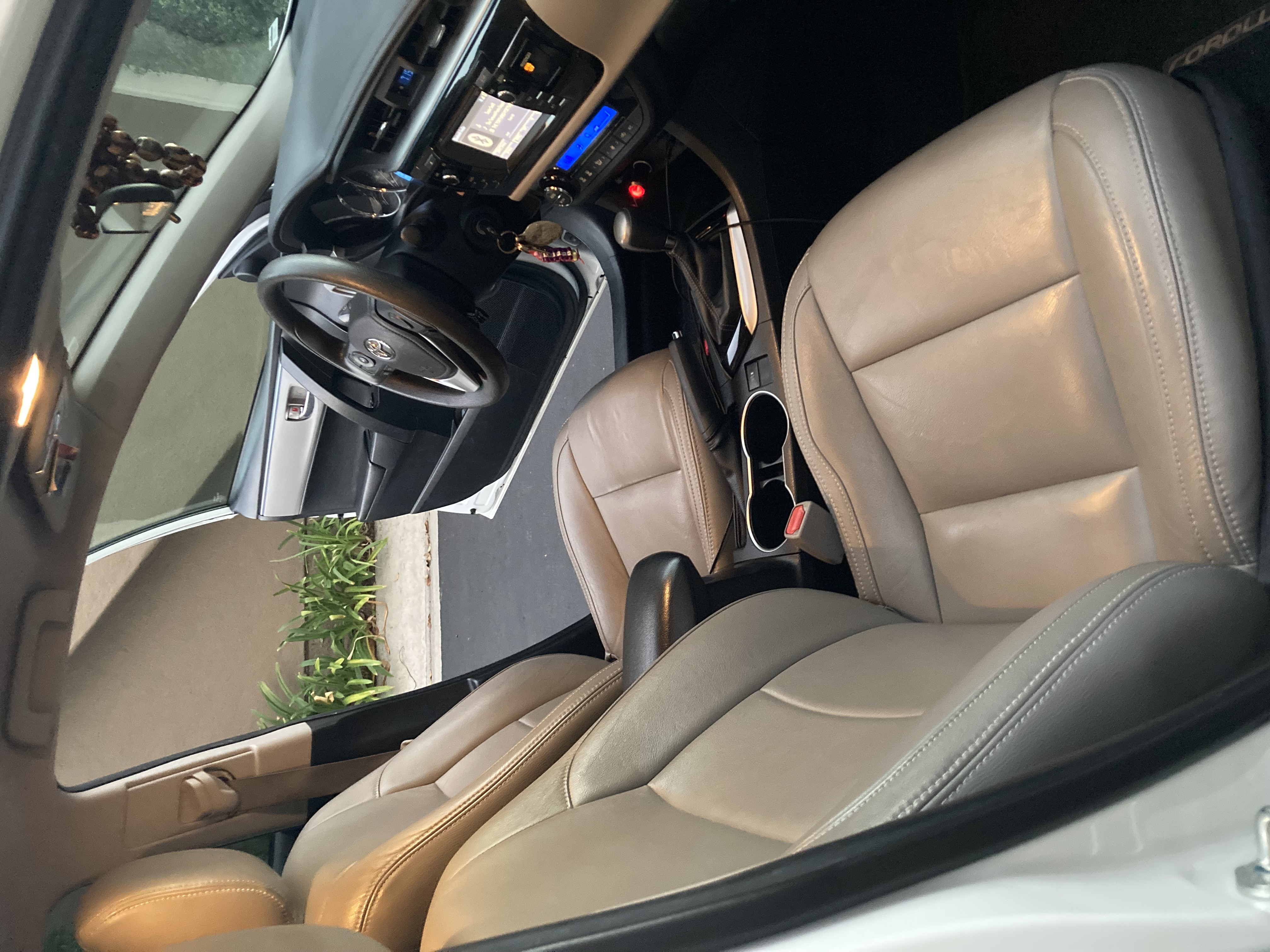 Used 2015 Toyota Corolla LE FWD image 9