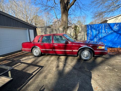 Used 1996 Lincoln Town Car Cartier image 1