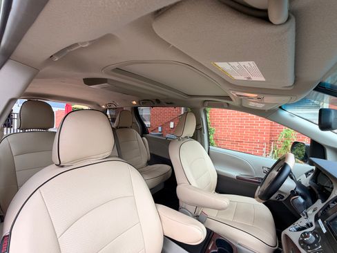 Used 2011 Toyota Sienna XLE w/ Premium Pkg FWD image 6