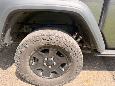 Used 2021 Jeep Gladiator Mojave AWD/4WD image 11