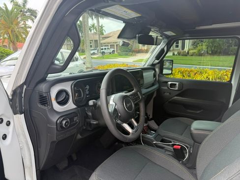 Used 2024 Jeep Wrangler Unlimited Sahara w/ Technology Group AWD/4WD image 5