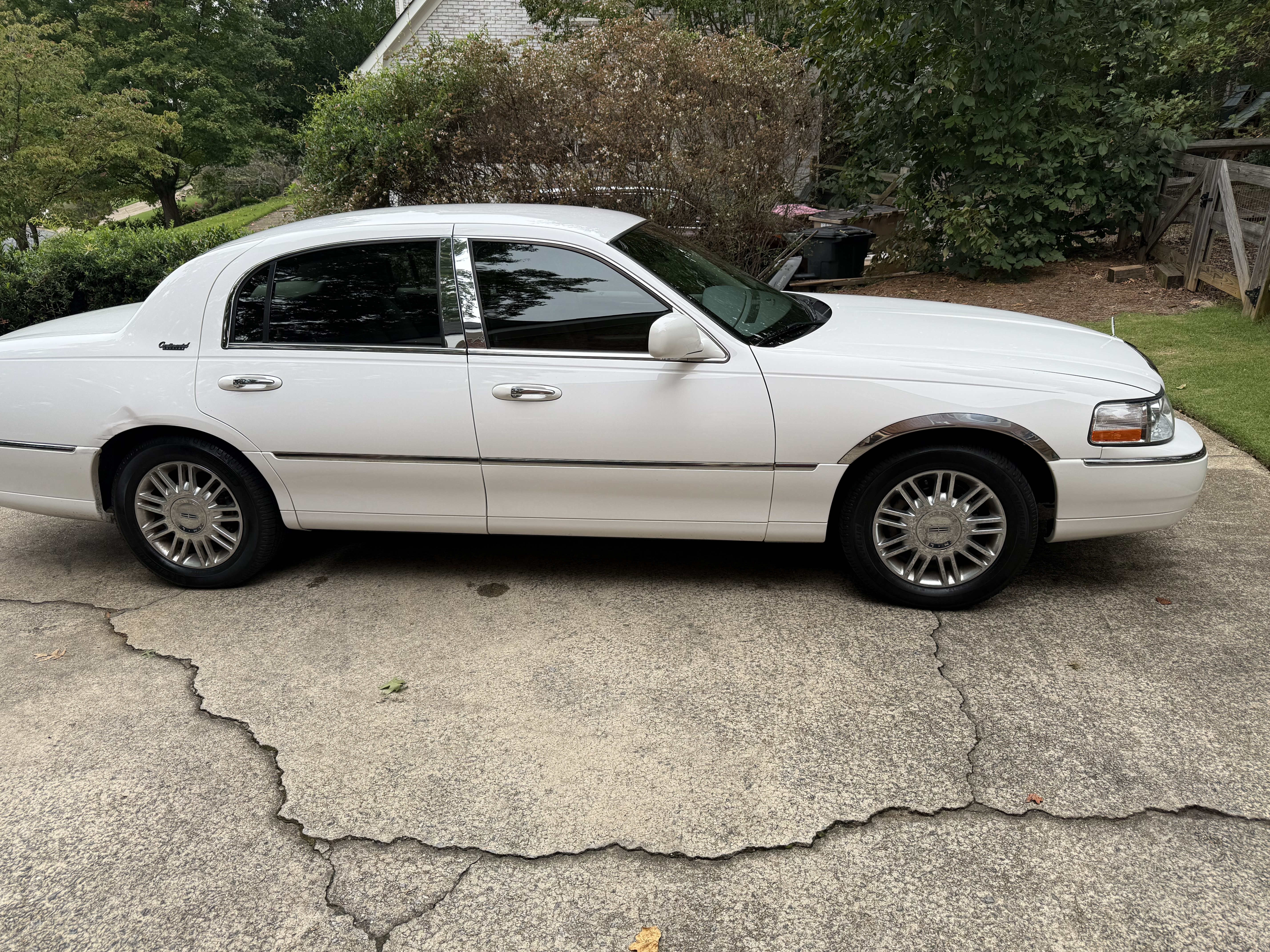 Used 2010 Lincoln Town Car Signature Limited RWD image 5