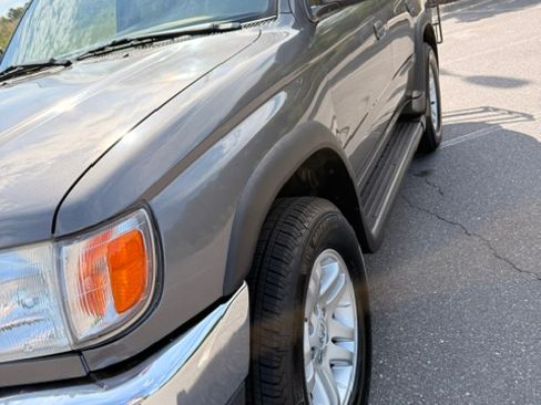 Used 1998 Toyota 4Runner SR5 w/ Sport Seat Pkg RWD image 9