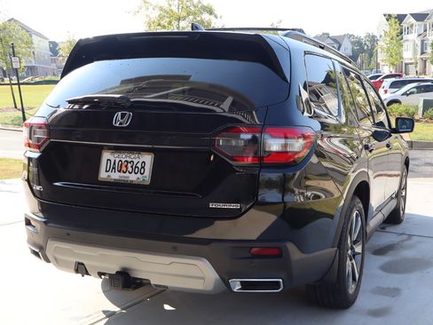 Used 2025 Honda Pilot Touring image 8
