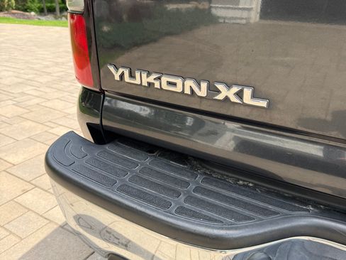 Used 2005 GMC Yukon XL SLT w/ SLT Preferred Equipment Group AWD/4WD image 5