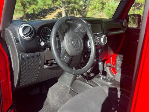 Used 2015 Jeep Wrangler Unlimited Rubicon w/ Connectivity Group image 8