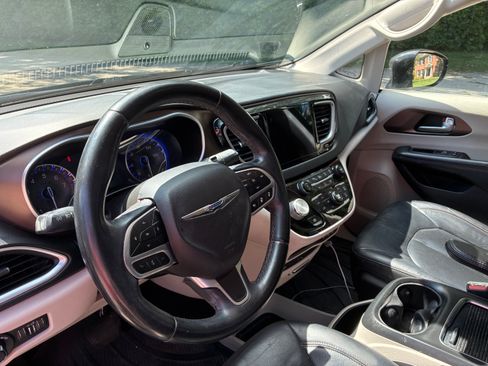 Used 2018 Chrysler Pacifica Touring-L Plus w/ Advanced Safetytec Group FWD image 13