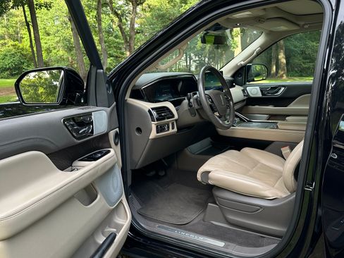 Used 2024 Lincoln Navigator Reserve AWD/4WD image 8