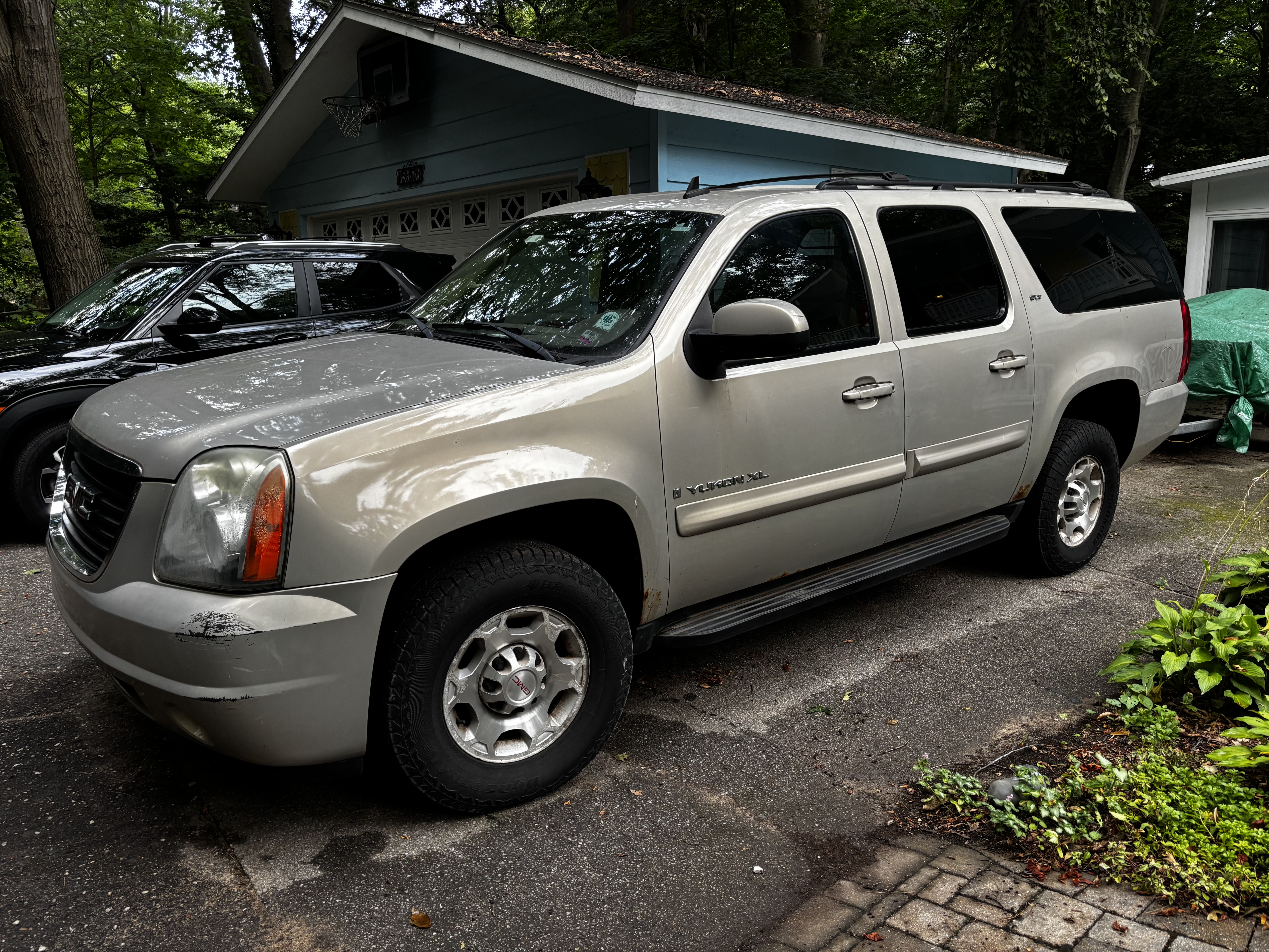 Used 2008 GMC Yukon XL 2500 SLT w/ SLT Preferred Equipment Group AWD/4WD image 1