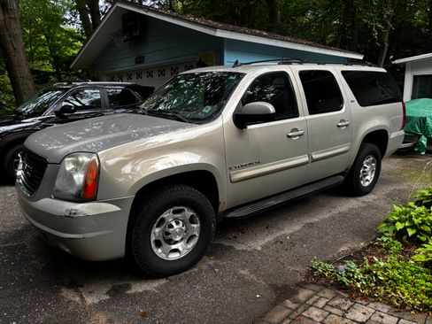 Used 2008 GMC Yukon XL 2500 SLT w/ SLT Preferred Equipment Group AWD/4WD image 1
