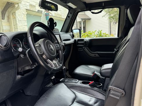 Used 2018 Jeep Wrangler Unlimited Sahara w/ Max Tow Package AWD/4WD image 2
