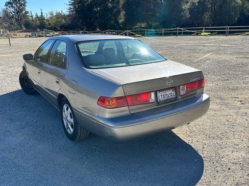 Used 2001 Toyota Camry CE image 9