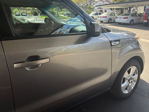 Used 2018 Kia Soul FWD image 4