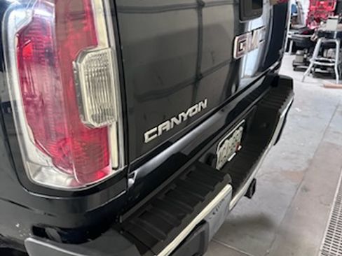 Used 2018 GMC Canyon SLT w/ Driver Alert Package image 9