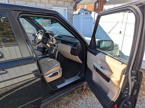 Used 2010 Land Rover Range Rover HSE image 14