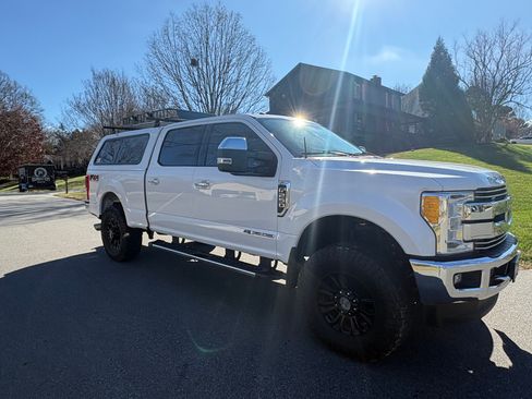 Used 2017 Ford F250 Lariat w/ Chrome Package image 4