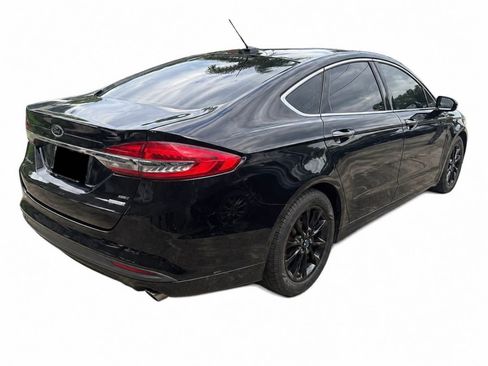 Used 2017 Ford Fusion SE w/ Fusion SE Technology Package FWD image 2