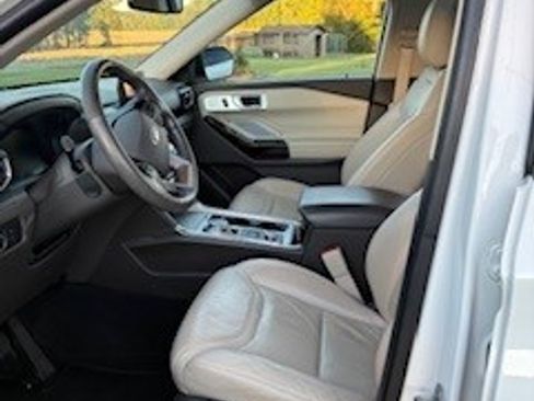 Used 2022 Ford Explorer Platinum w/ Technology Package image 5