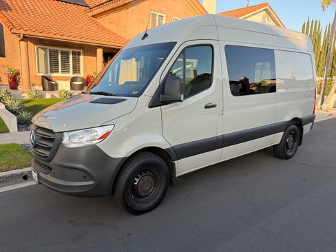 Used 2021 Mercedes-Benz Sprinter 2500 image 1