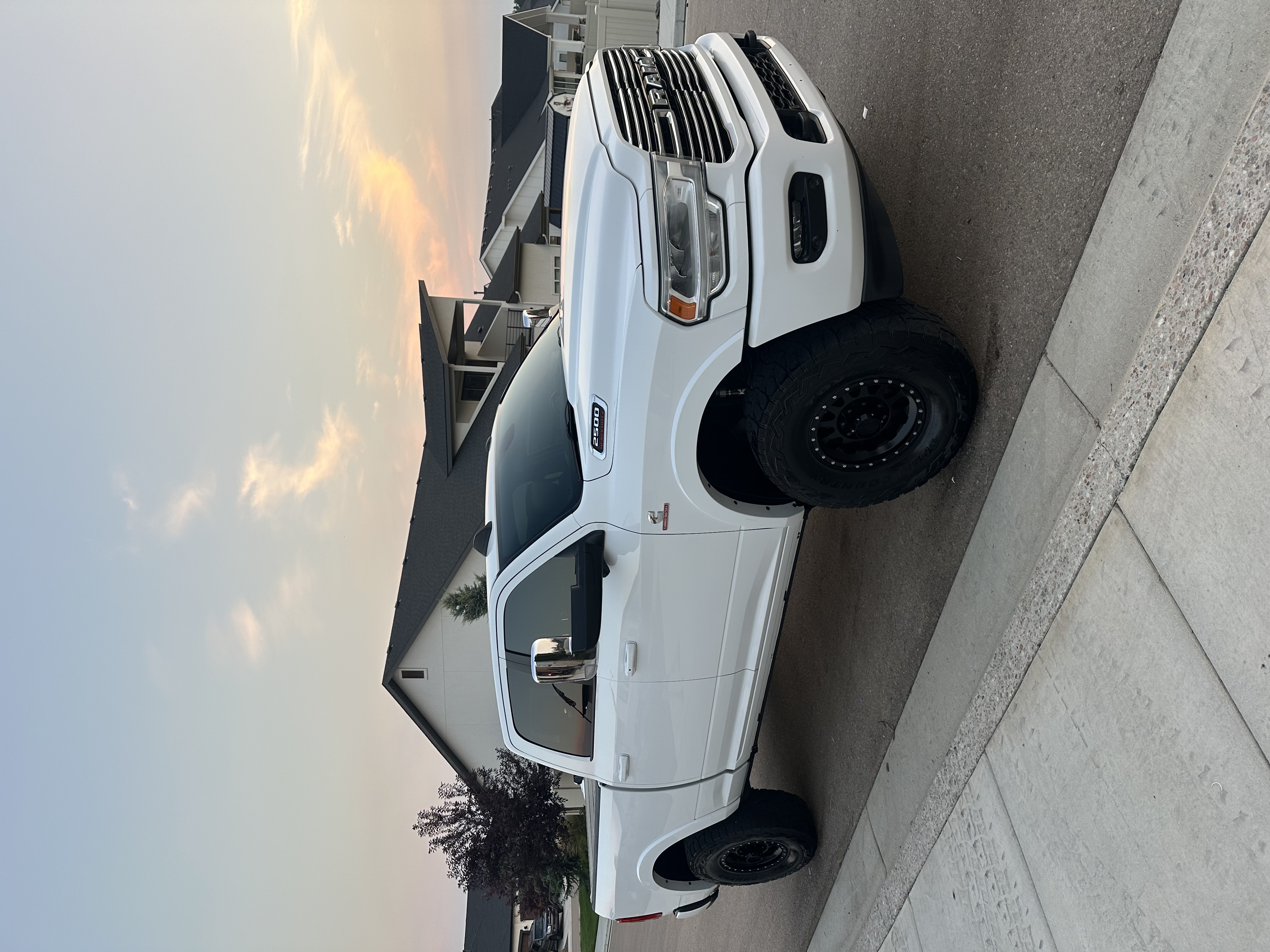 Used 2019 RAM 2500 Laramie AWD/4WD image 1