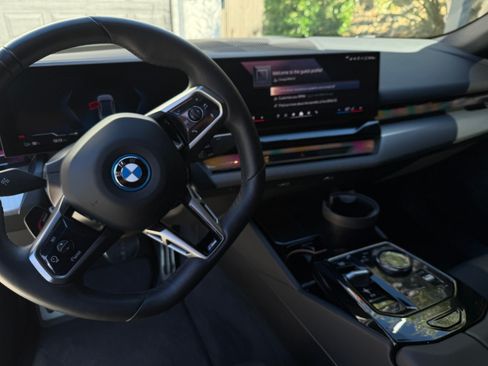 Used 2024 BMW i5 eDrive40i w/ M Sport Package image 9