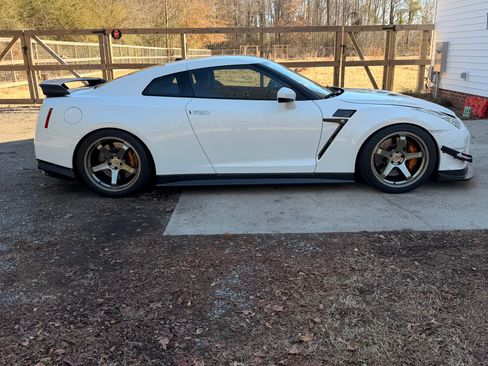 Used 2015 Nissan GT-R Black Edition image 1