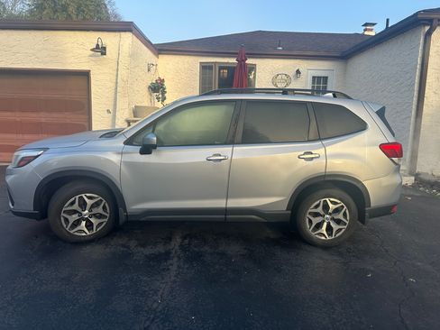 Used 2020 Subaru Forester Premium image 15