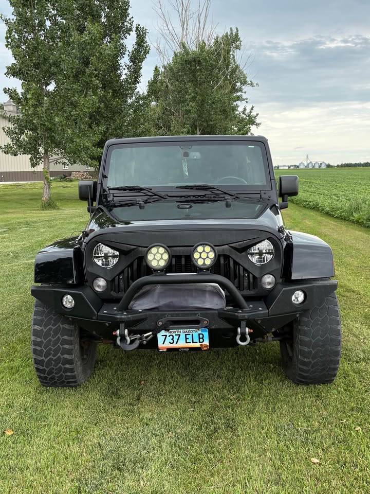 Used 2015 Jeep Wrangler Unlimited Sahara w/ Connectivity Group AWD/4WD image 8
