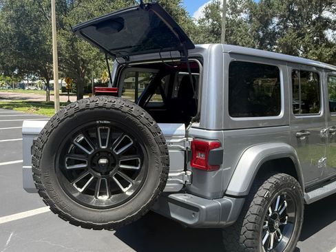Used 2018 Jeep Wrangler Unlimited Sahara AWD/4WD image 15