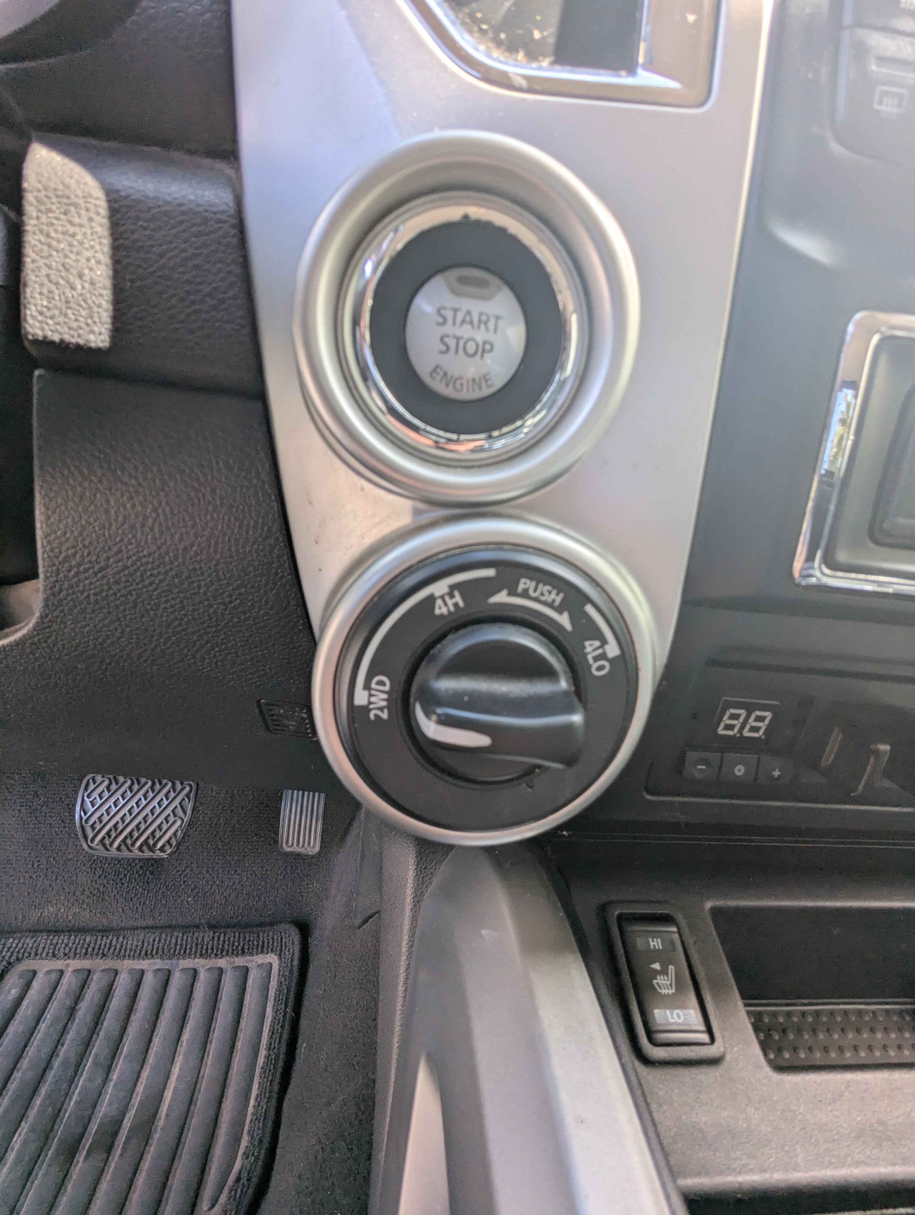 Used 2017 Nissan Titan SV AWD/4WD image 12