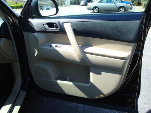 Used 2012 Toyota Highlander Limited w/ Tech Pkg image 8