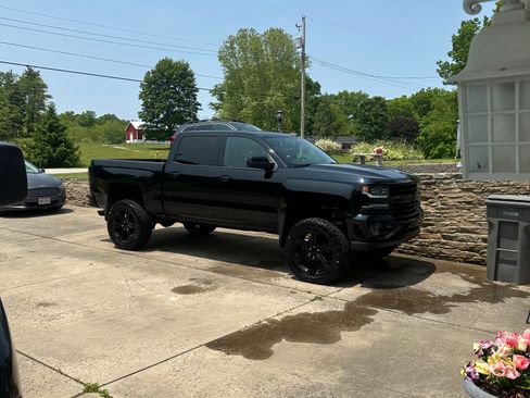 Used 2018 Chevrolet Silverado 1500 LTZ Z71 w/ Midnight Edition image 5