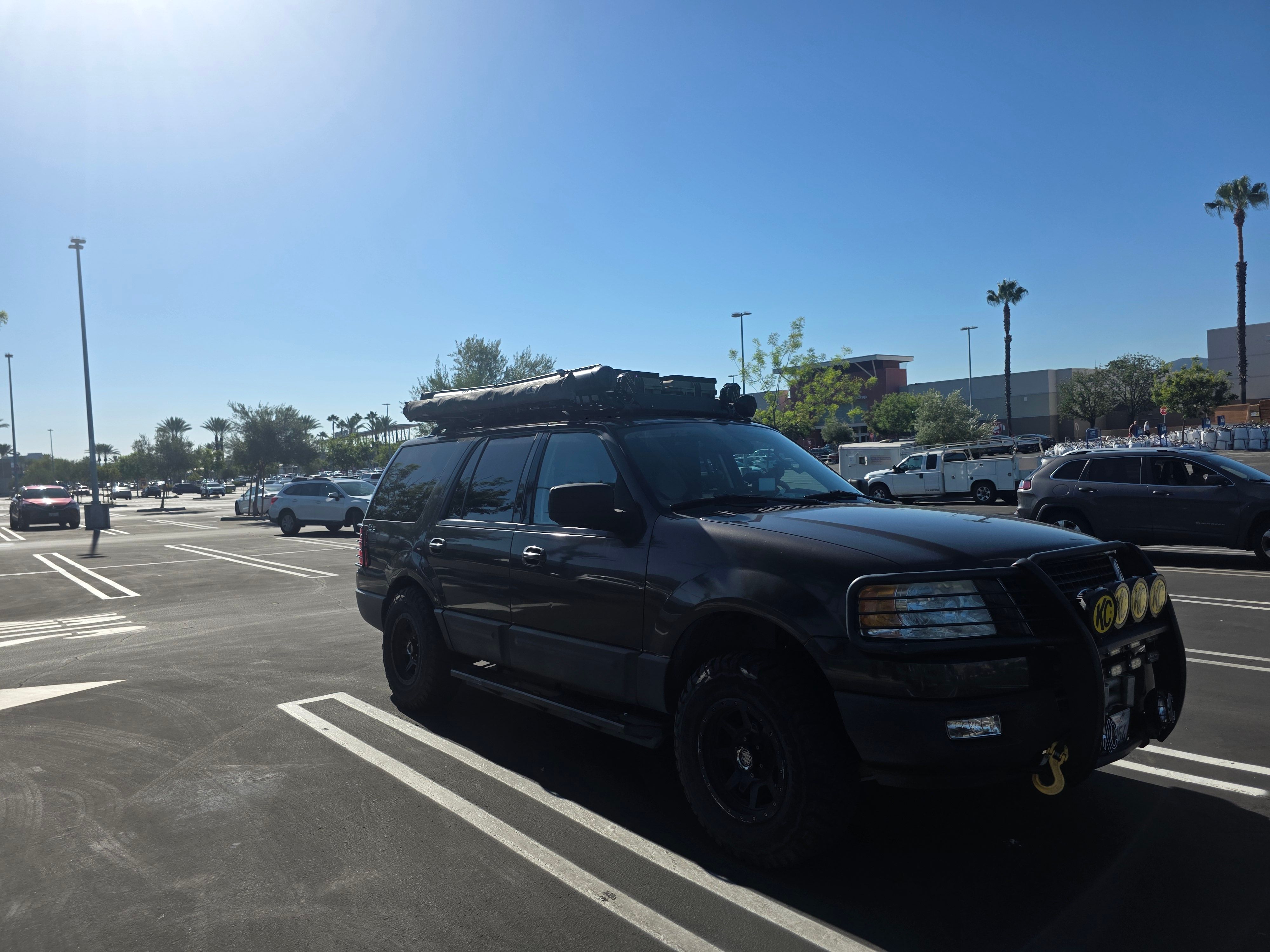 Used 2005 Ford Expedition XLT AWD/4WD image 1