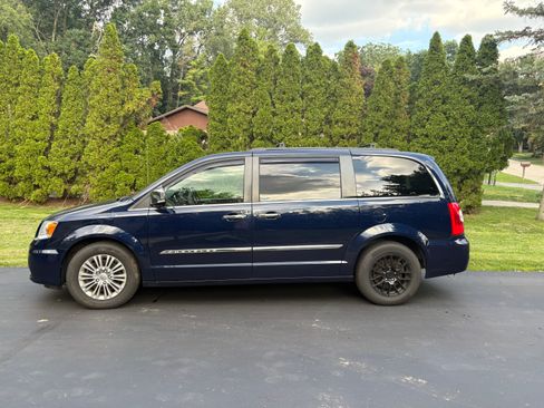 Used 2016 Chrysler Town & Country Touring-L FWD image 17