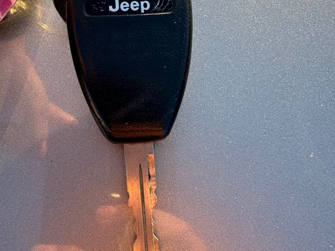 Used 2015 Jeep Wrangler Unlimited Sahara w/ Connectivity Group AWD/4WD image 19