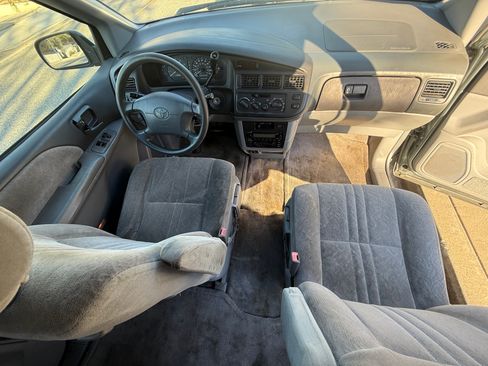 Used 2000 Toyota Sienna LE image 14
