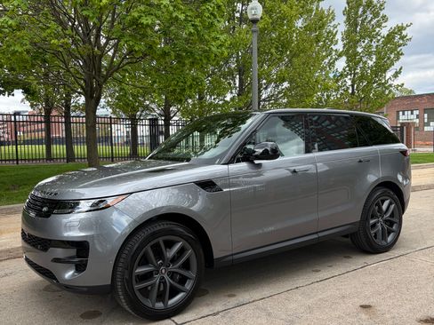 Used 2025 Land Rover Range Rover Sport SE AWD/4WD image 2