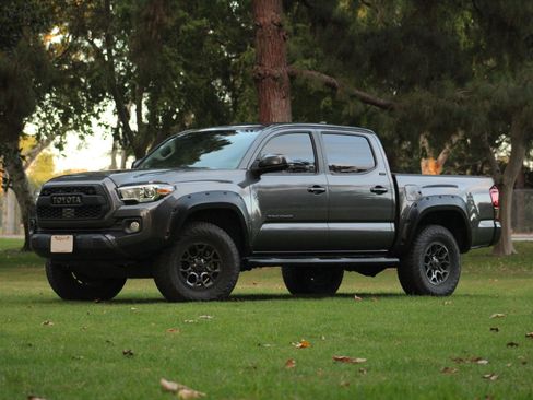 Used 2018 Toyota Tacoma SR5 RWD image 1