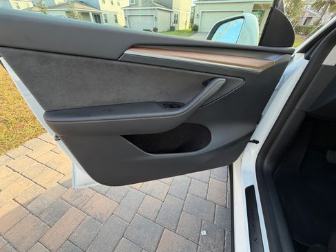 Used 2025 Tesla Model Y Long Range image 15