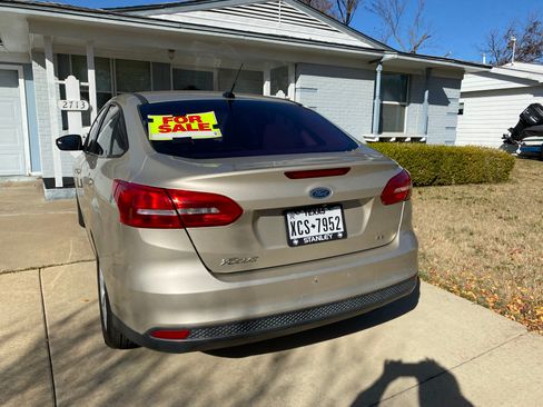 Used 2017 Ford Focus SE image 2